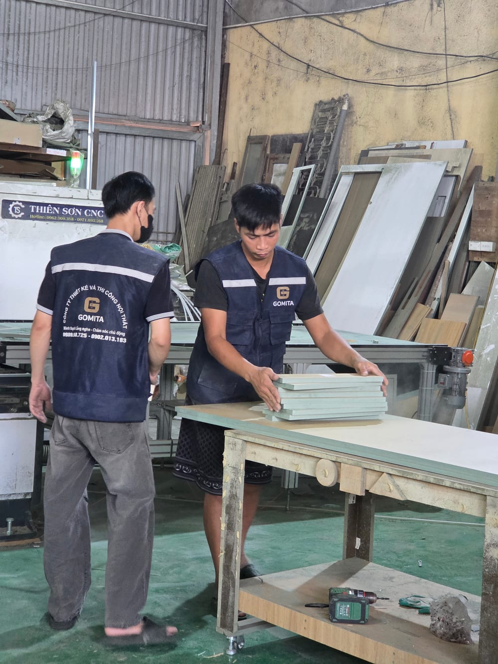 Đội thợ GOMITA gia công ván tại bàn làm việc