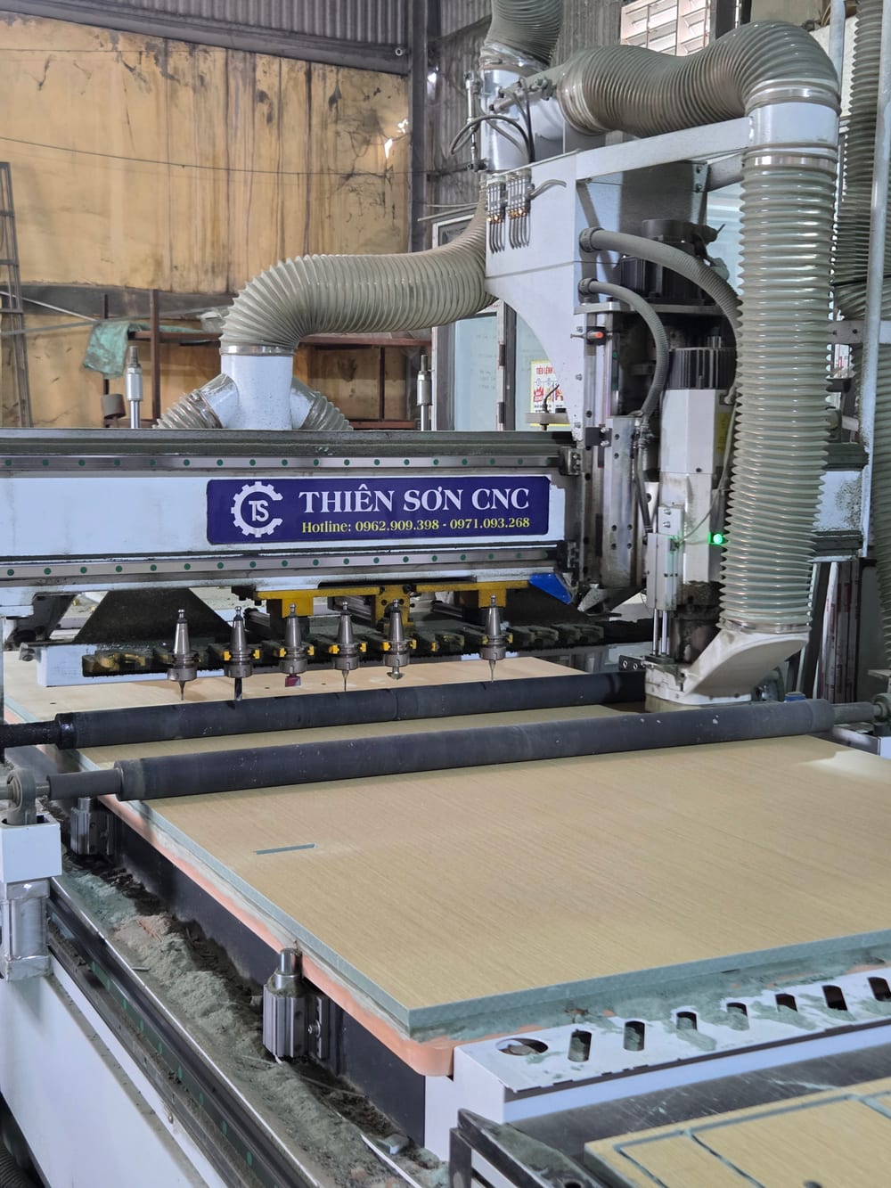 Máy CNC khoan cắt ván tại xưởng GOMITA